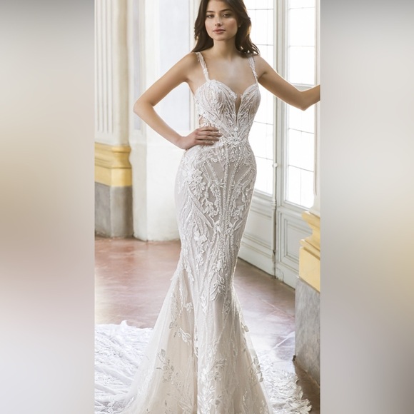 Enzoani Therese sized to 38/28/38 with DD cups in Ivory. - Picture 6 of 12